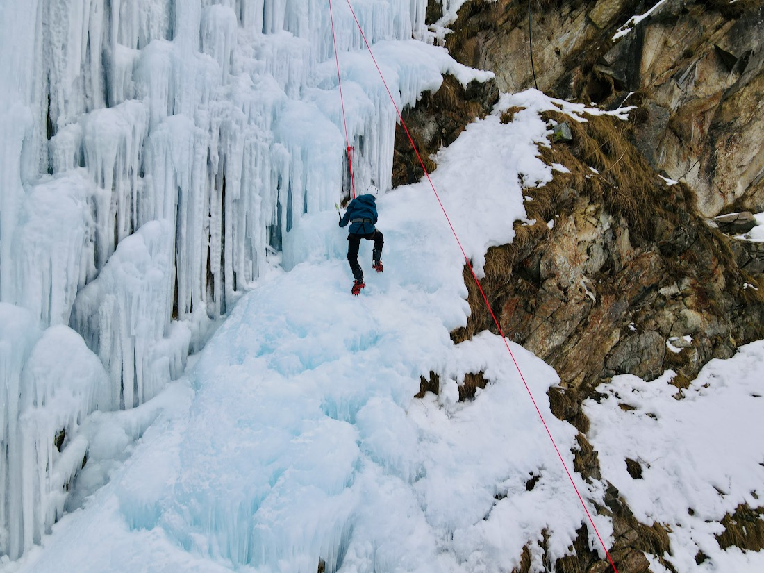 Flo klettert im Silvretta Bielerhöhe Eiskletterpark