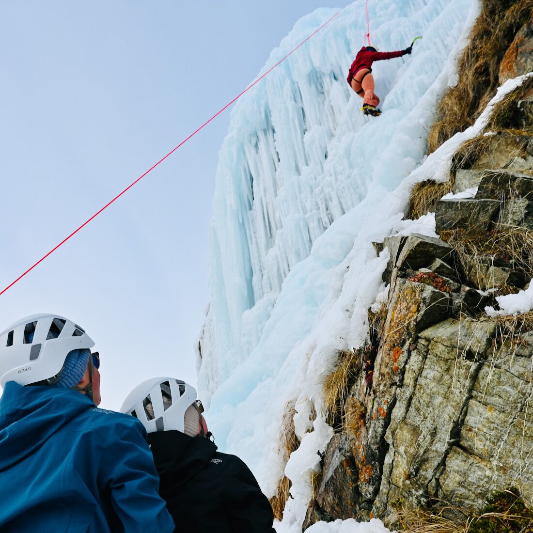 Flo und Ben schauen auf Melanie in der Eiswand