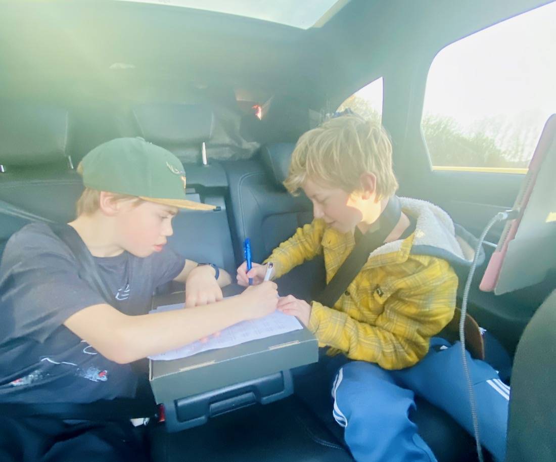 Flo und Ben spielen das Reisespiele Tic Tac Toe