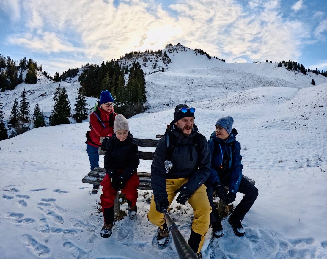 Fravely geniessen die Aussicht in Sonntag Stein in der Alpenregion Vorarlberg