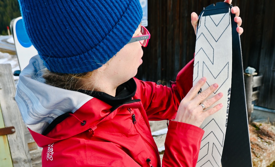Melanie bringt die Felle auf die Tourenski im Montafon