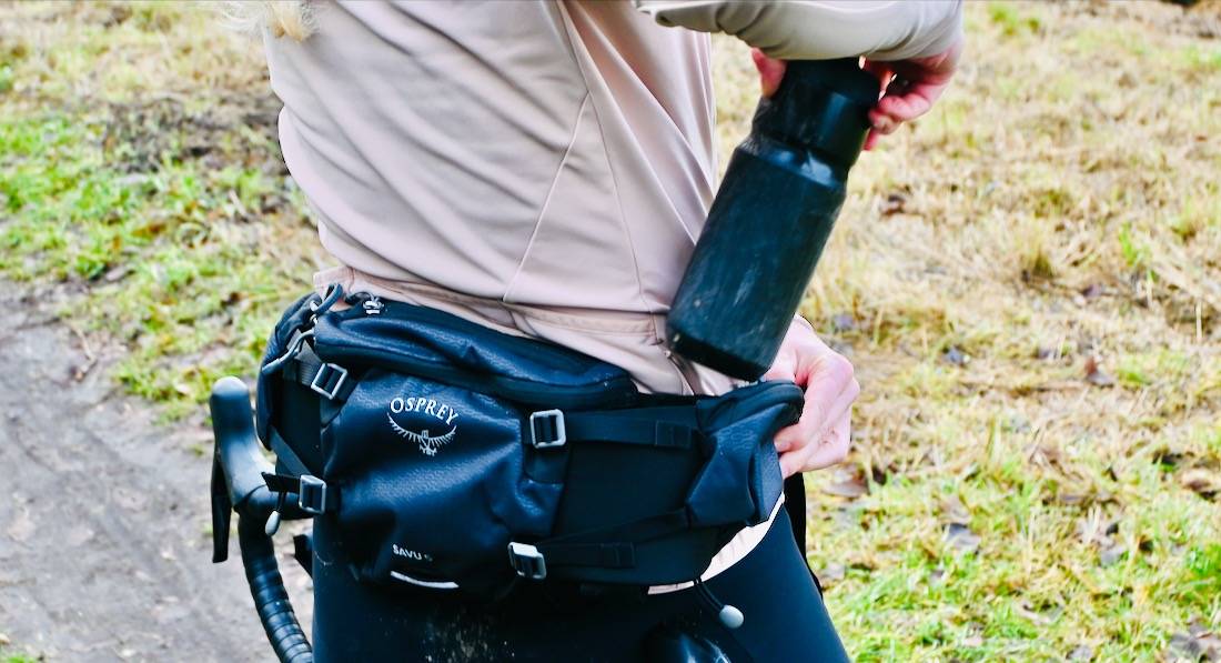 Trinkflasche in der Osprey Savu 5