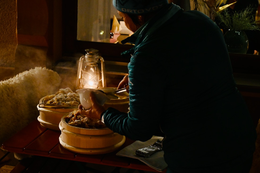 Wanderführerin Imelda verteilt den Kaiserschmarren in Partennen