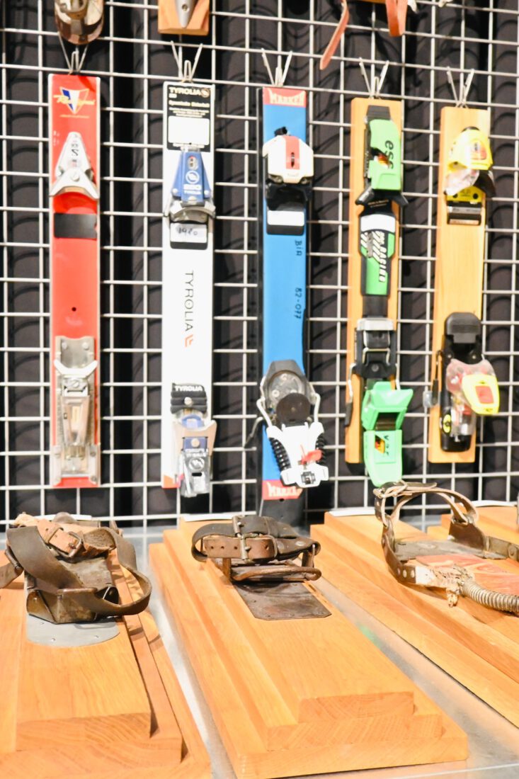 Alte Skibindungen im Wintersportmuseum Mürzzuschlag