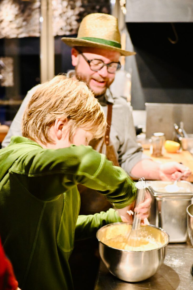 Ben rührt den Teig mit Andreas Krainer