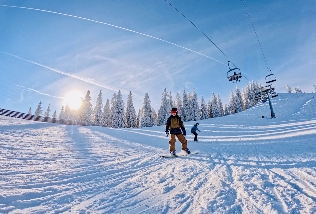 Ben und Flo auf dem Snowboard im Skigebiet Niederalpl