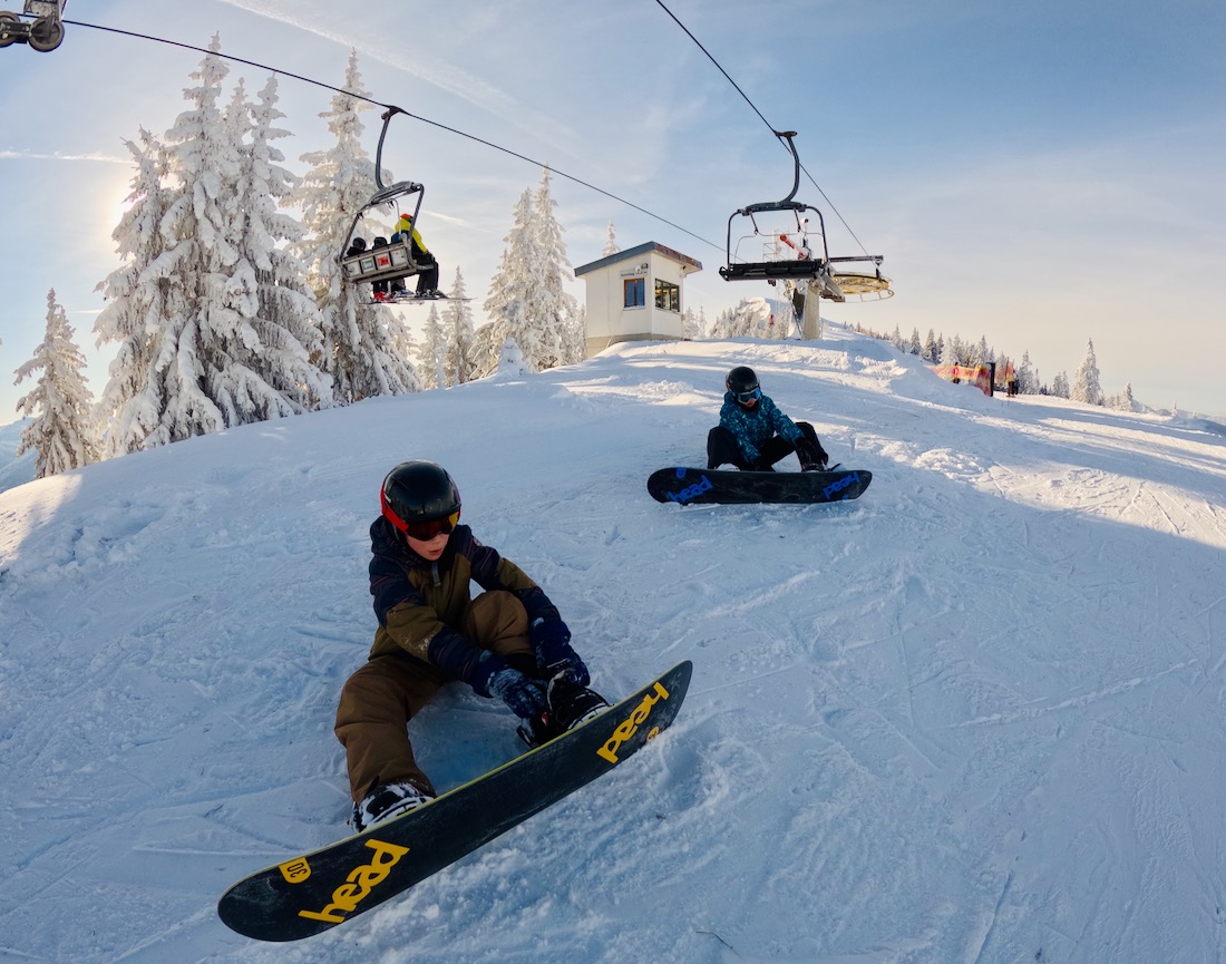 Ben und Flo mit Snowboard in der Hochsteiermark