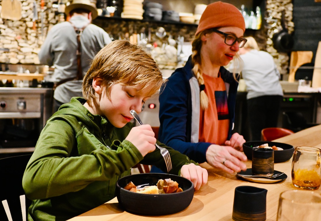Ben und Melanie genießen den Kaiserschmarrn von Andreas Krainer