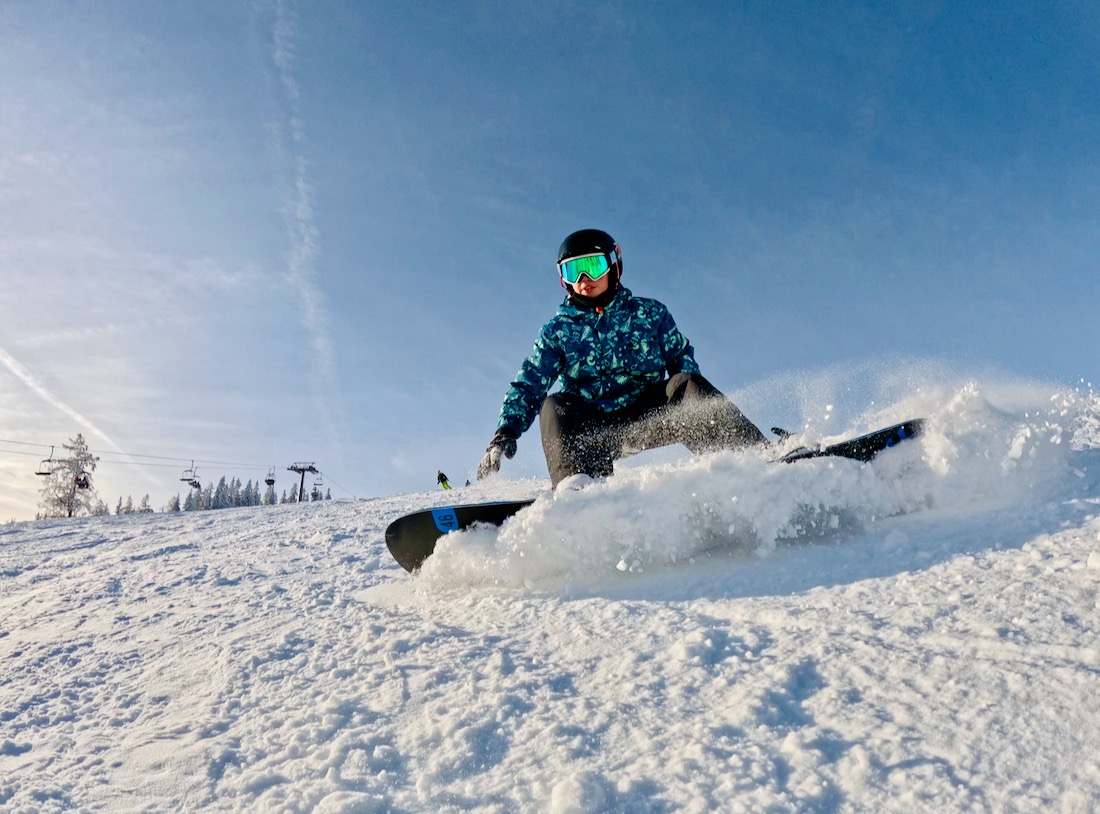 Flo auf dem Snowboard auf der Niederalpl