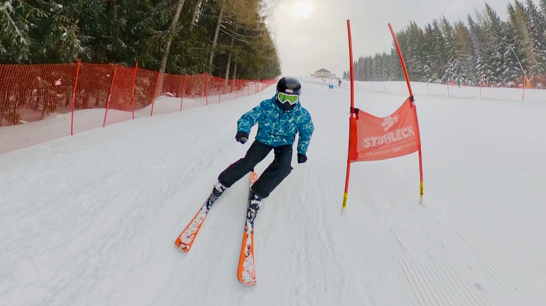 Flo auf der Slalompiste im Skigebiet Stuhleck