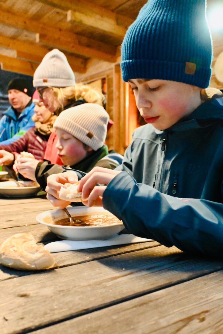 Flo isst die Suppe in Stanz in der Hochsteiermark