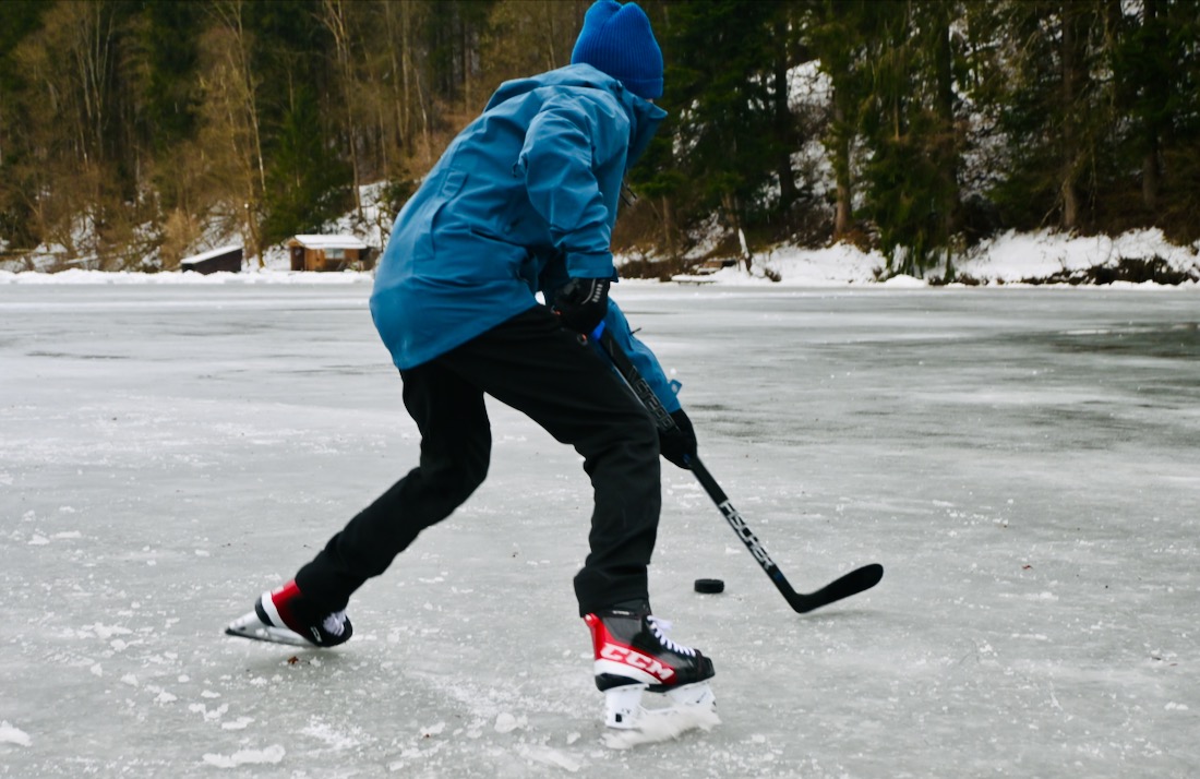 Flo spielt Eishockey auf dem Stanzer Dorfteich
