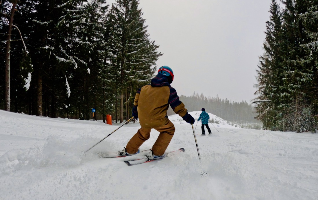 Flo und Ben auf der Piste im Skigebiet Stuhleck