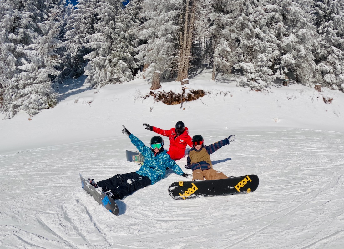 Flo und Ben bei Snowboard Kurs im Skigebiet Niederalpl in der Hochsteiermark