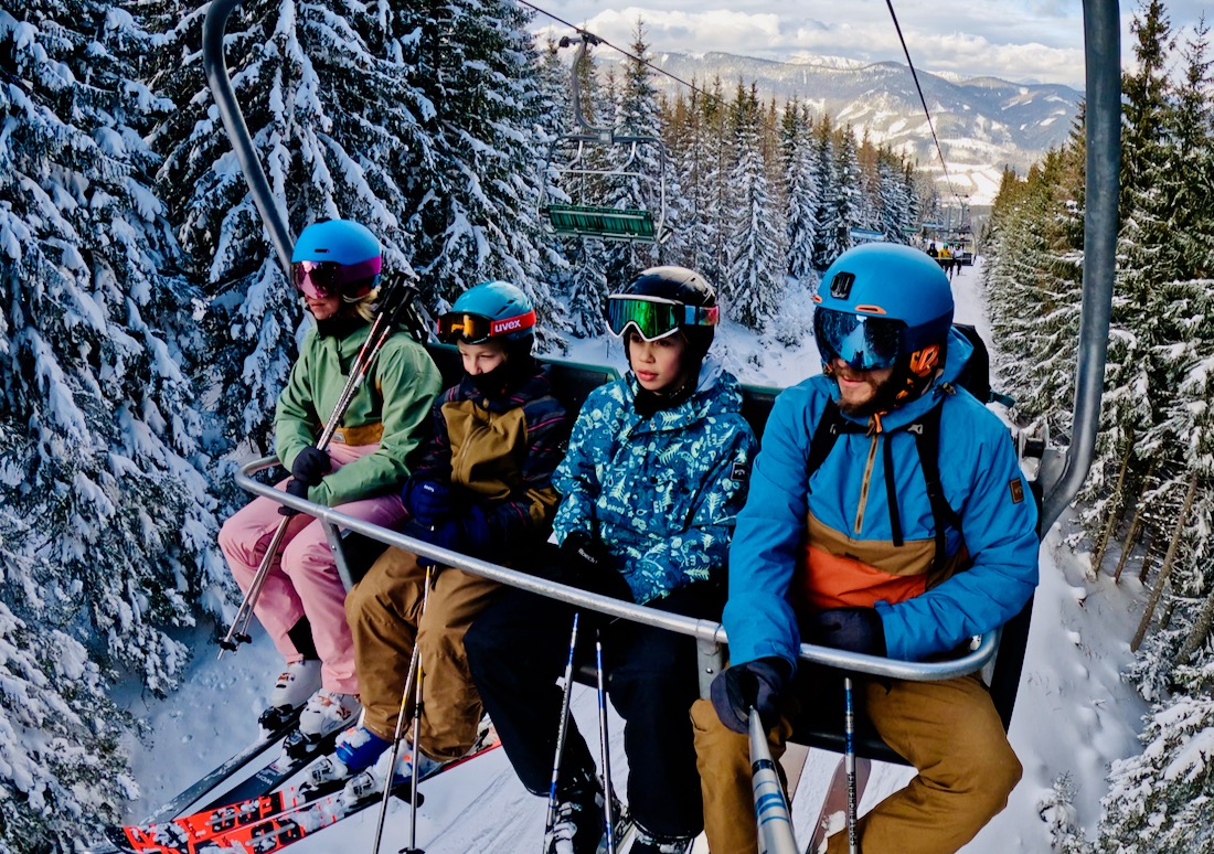 Im Sessellift im Skigebiet Stuhleck