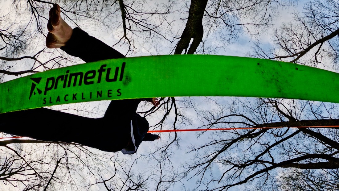 Flo auf der Primeful Slackline von unten