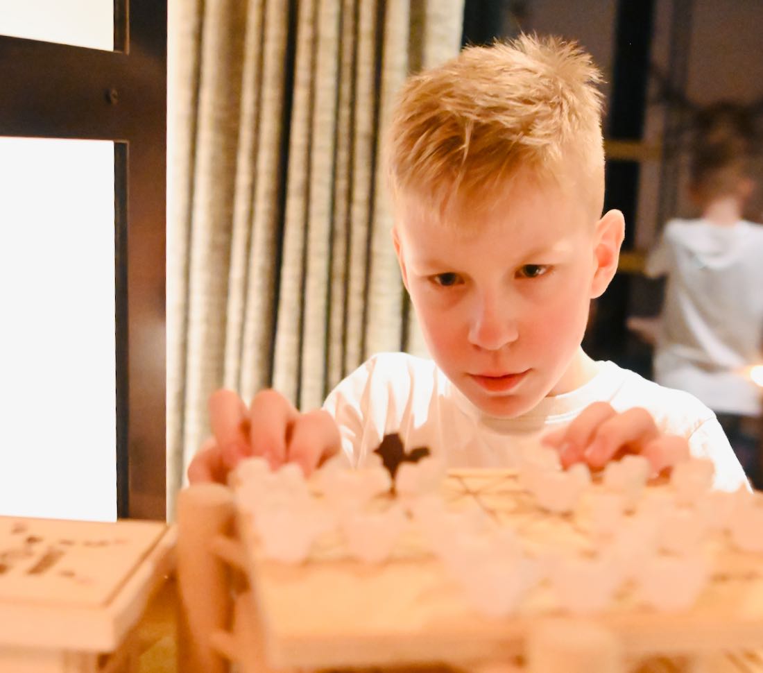 Ben sucht ein Spiel im Baumhaus