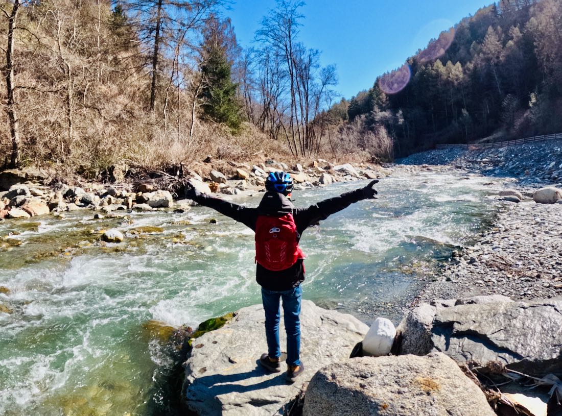 Ben sucht weißen Marmor an der Etsch