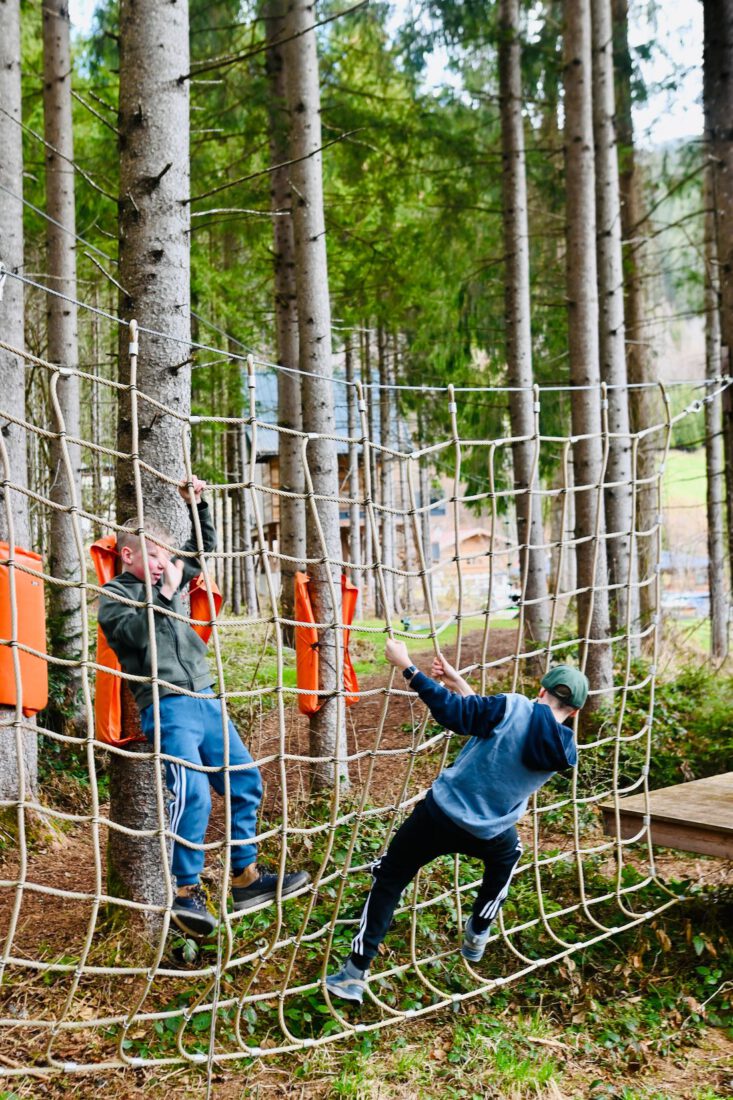 Ben und Flo klettern im Waldspielplatz