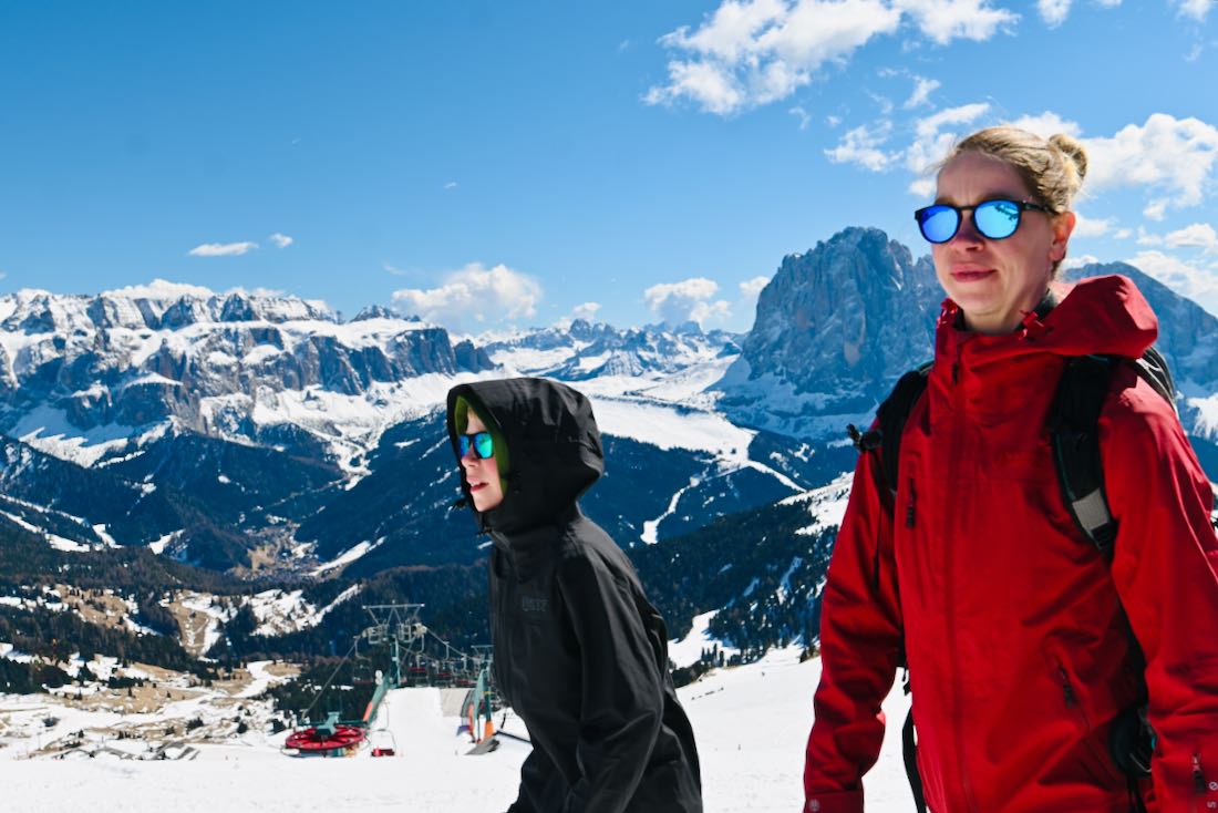 Ben und Melanie wandern im Schnee