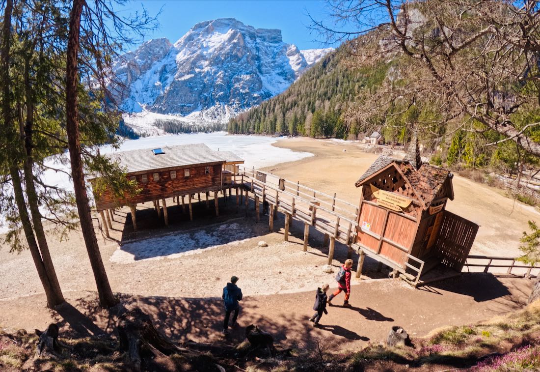 Der Bootssteg im Pragser Tal im April
