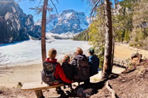 Der Pragser Wildsee in den Dolomiten im Frühling im April