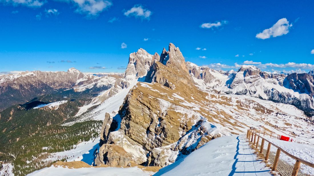 Die Seceda im Frühling mit Schnee Grödner Dolomiten