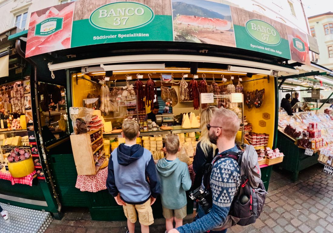 Ein Käsestand auf dem Markt in Bozen