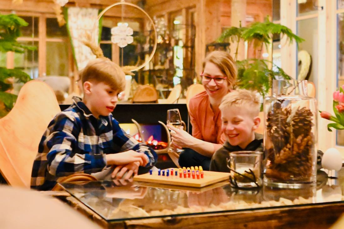 Flo, Ben und Melanie spielen im Hotel Gassner