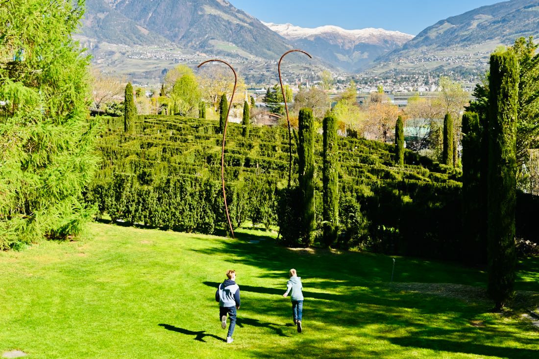 Flo und Ben laufen in den Irrgarten in Südtirol auf dem Kränzelhof