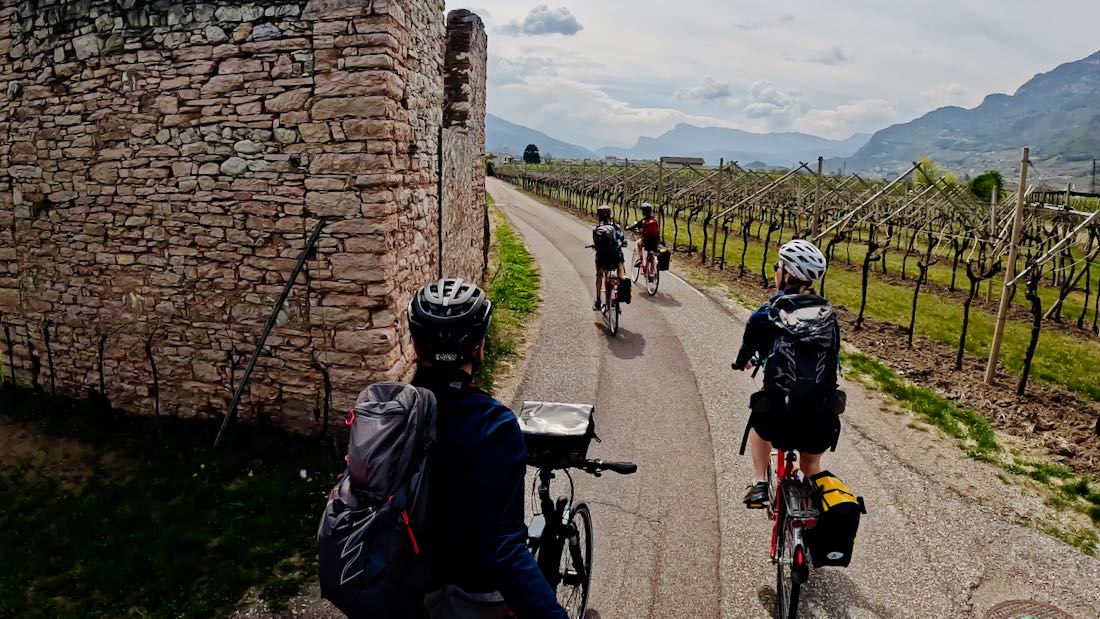 Fravely auf den Fahrrädern bei Eurobike Radreisen