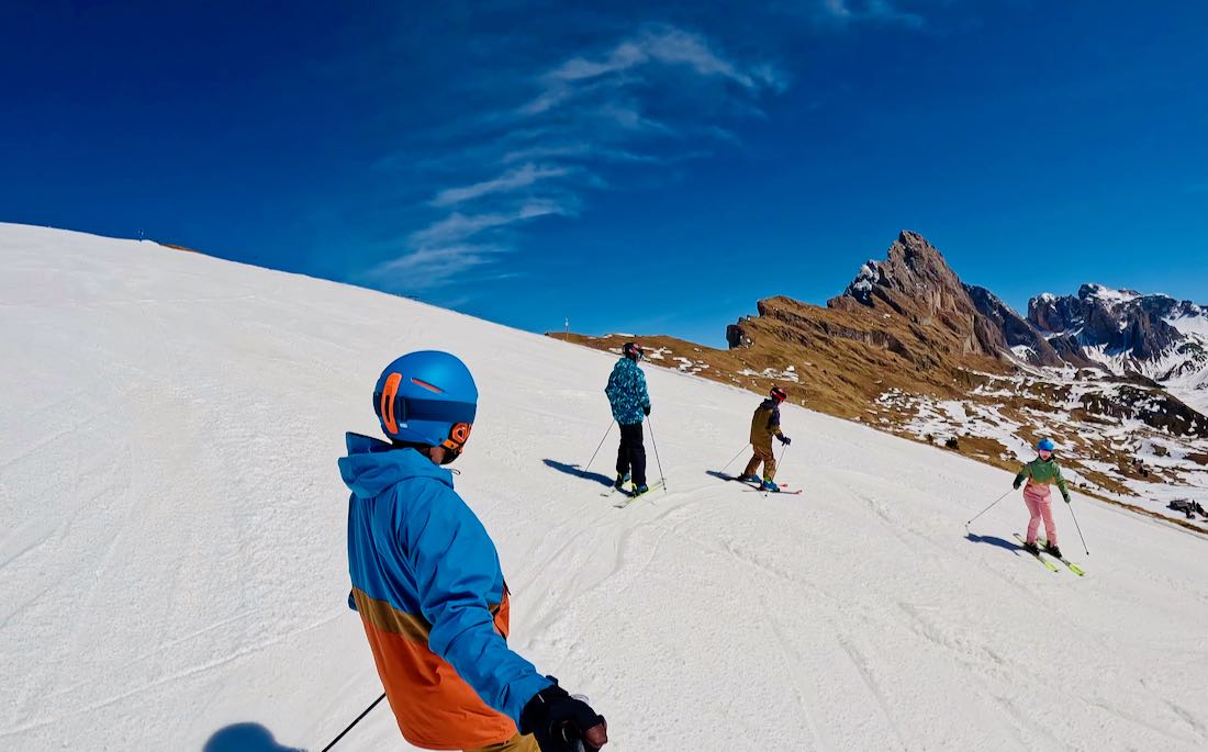 Fravely fahrt Ski im Skigebiet Seceda