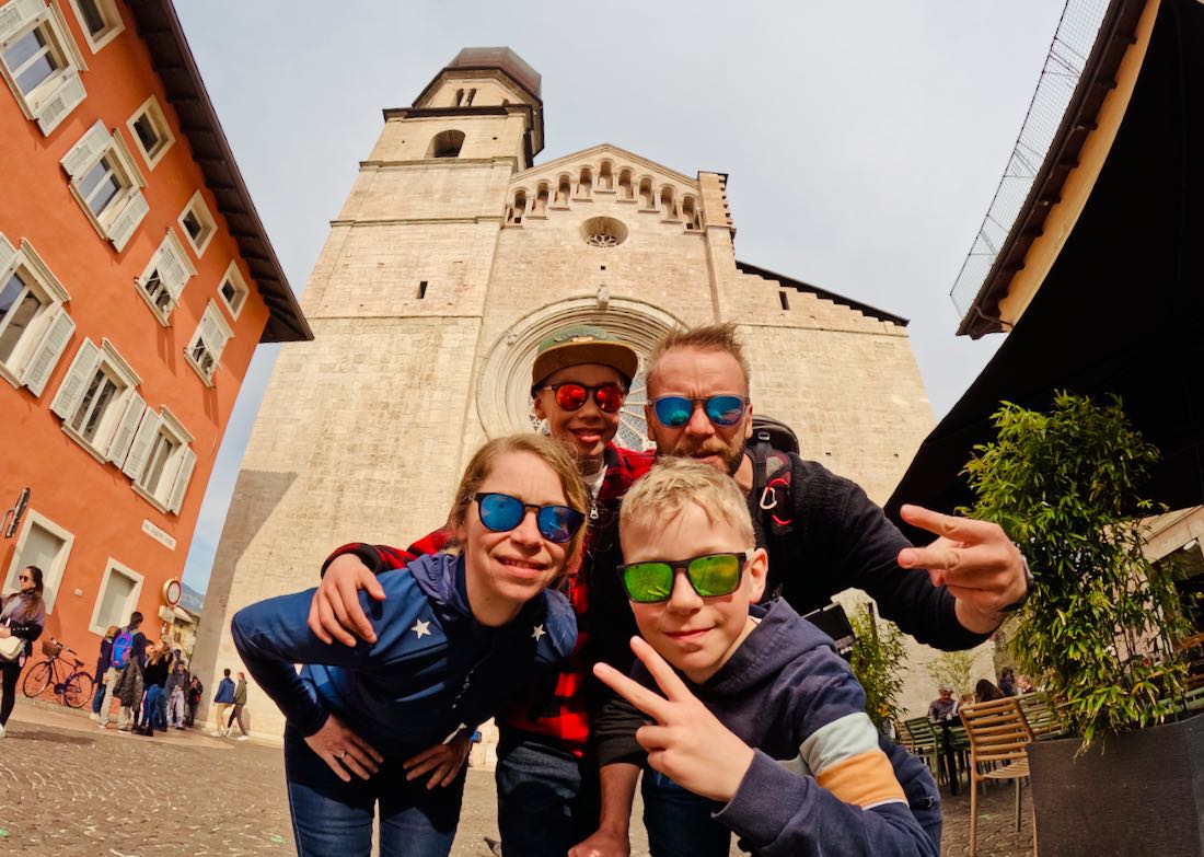 Fravely in Trient vor dem Dom