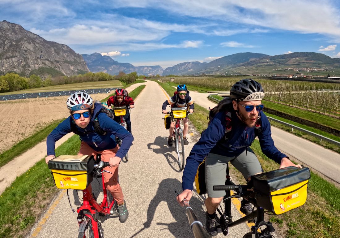Fravely kämfpen gegen den Wind bei der Eurobike Radreisen
