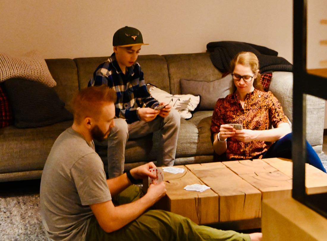 Fravely spielt Karten im Baumhaus