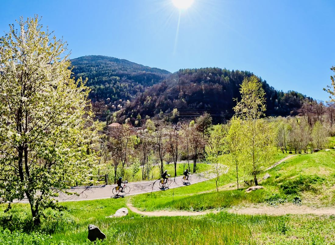 Kurz vor Meran geht es Bergab auf dem Radweg