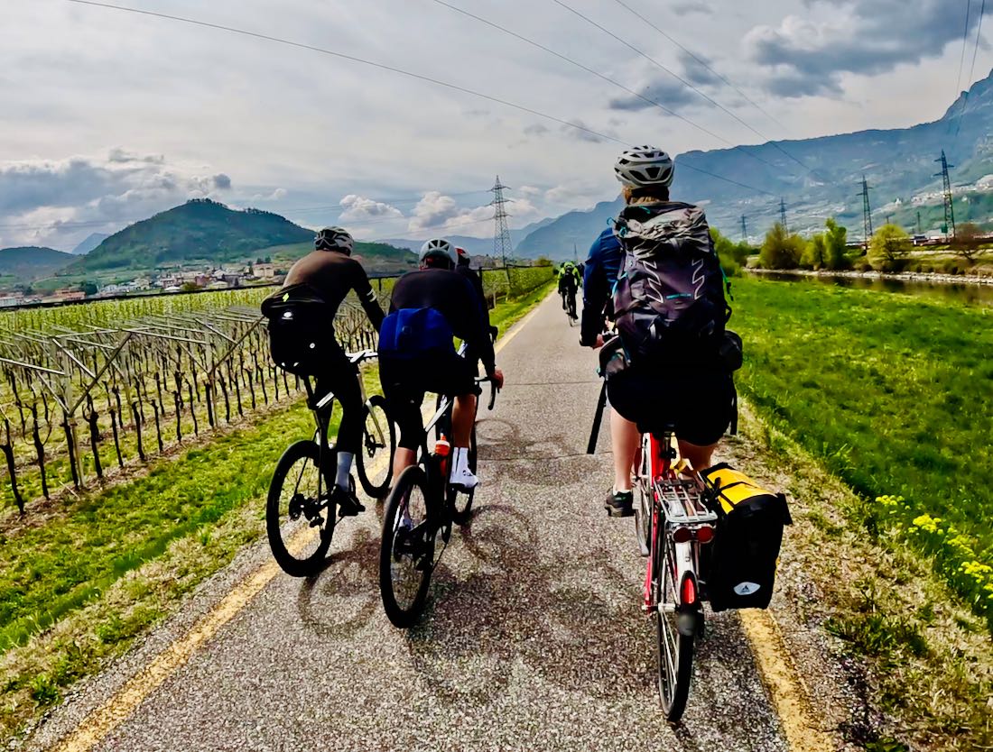 Melanie auf dem Etschradweg gegen Rennradfahrer Eurobike Radreisen