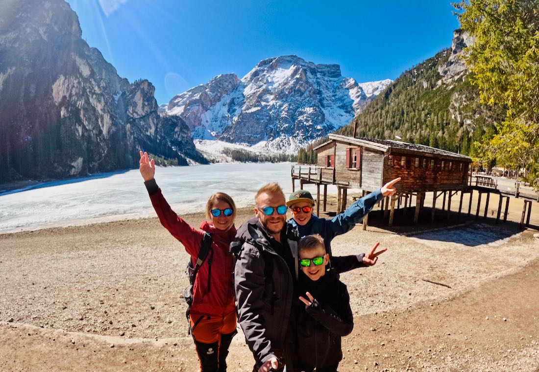 Wir stehen am beruehmten Pragser Wildsee