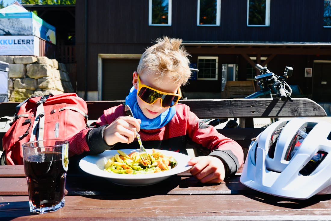 Ben braucht Nudeln als Stärkung am Trailcenter Rabenberg