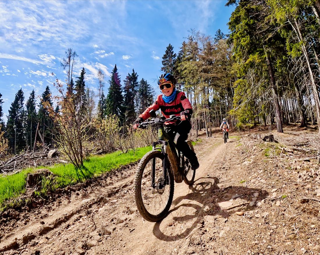 Ben düst Bergab auf dem Stoneman