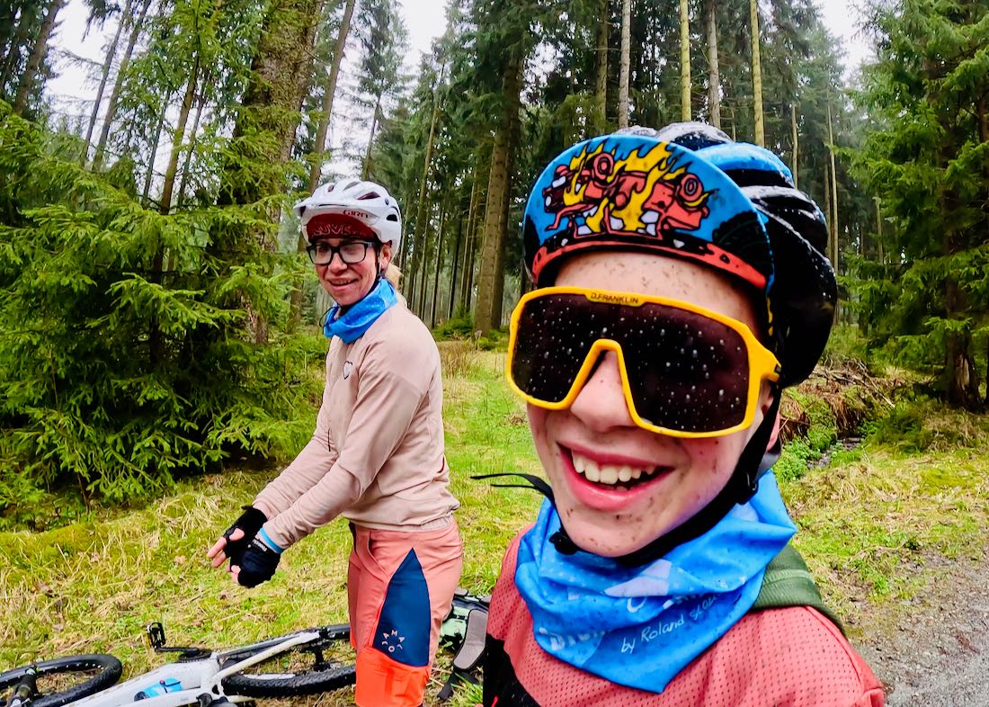 Ben freut sich über den Dreck im Gesicht