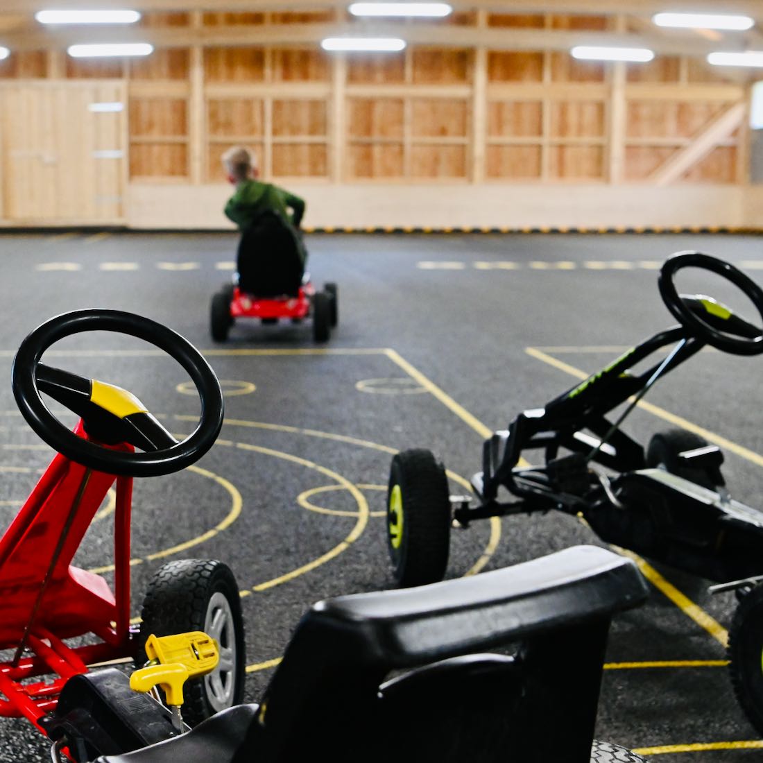 Ben testet die Kettcars im Narzissendorf Zloam