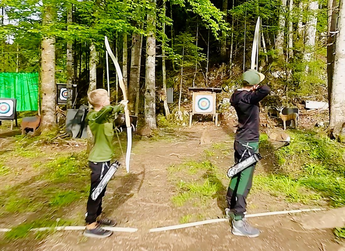 Ben und Flo beim Bogenschiessen