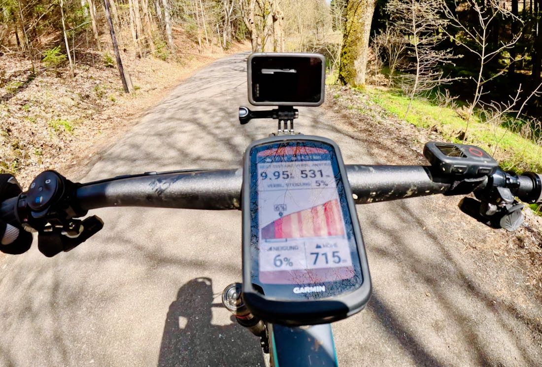 Der Garmin Fahrradcomputer zeigt die nächste Steigung
