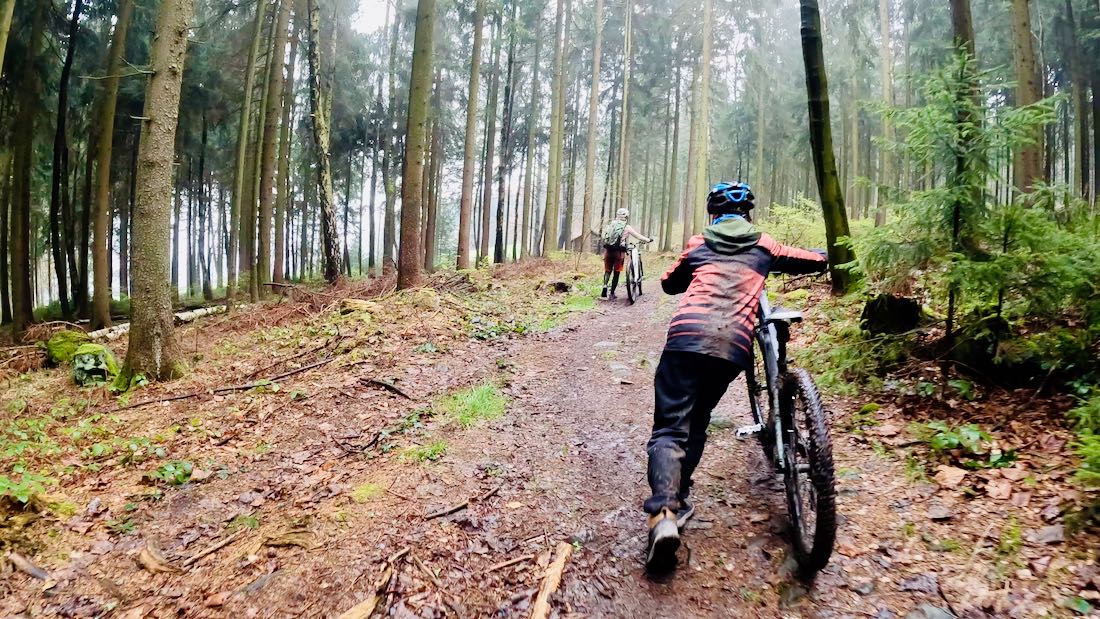 Fahrrad schieben durch die matschige Strecke