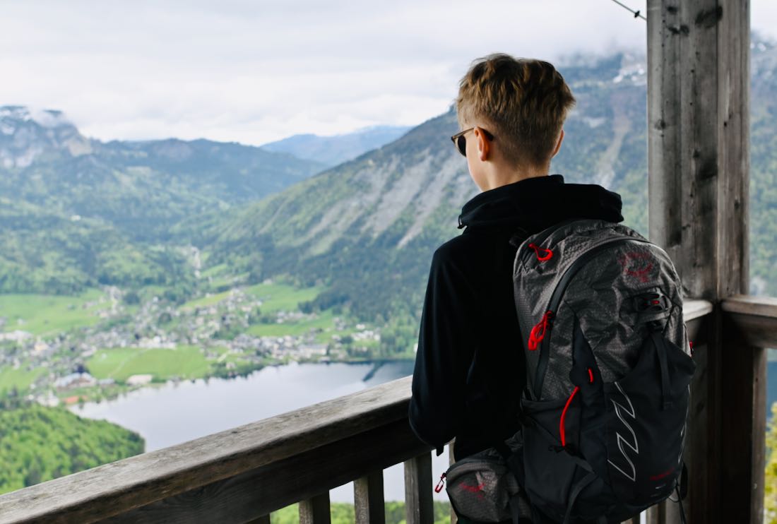 Flo blickt von der Tressensteinwarte hinab