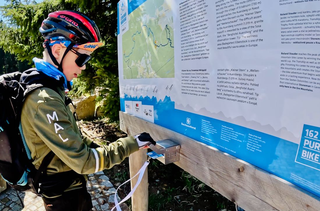 Flo stempelt am Stoneman Checkpoint ab