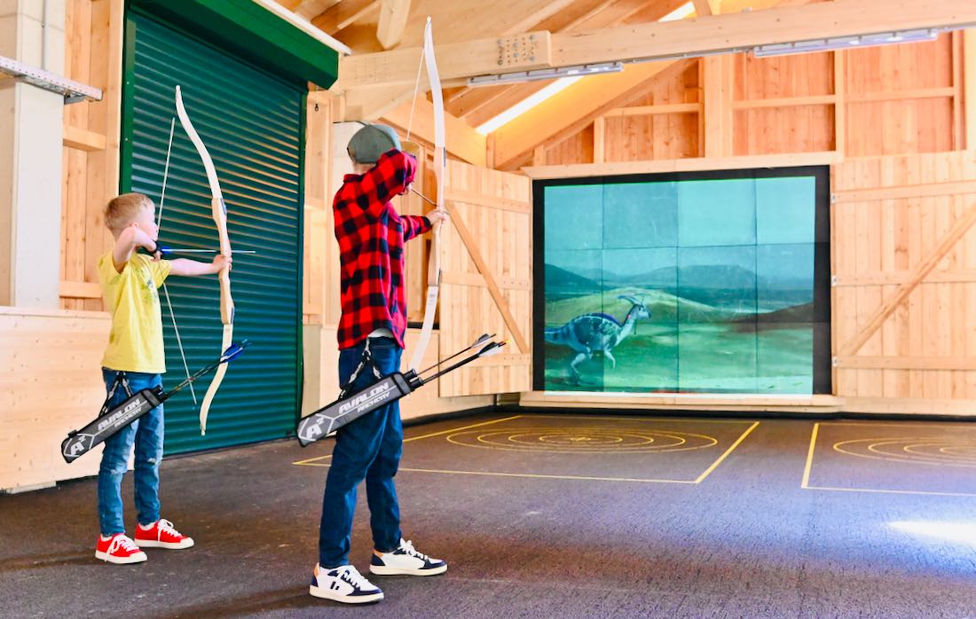 Flo und Ben beim 4D Bogenschießen