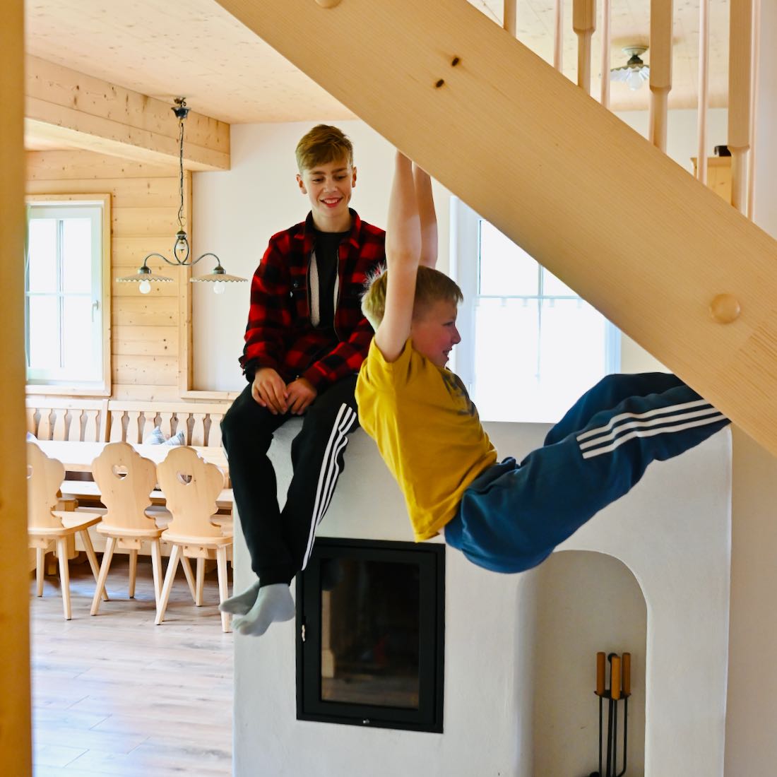 Flo und Ben im Ferienhaus im Narzissendorf