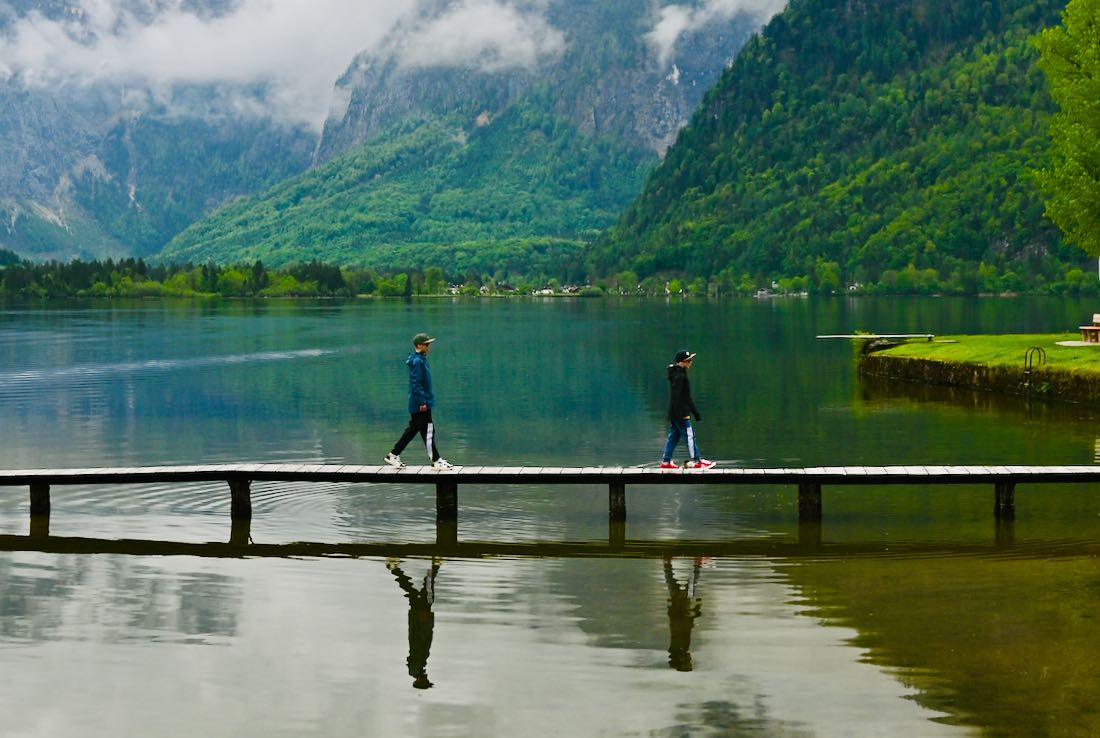 Flo und Ben laufen über eine Brücke